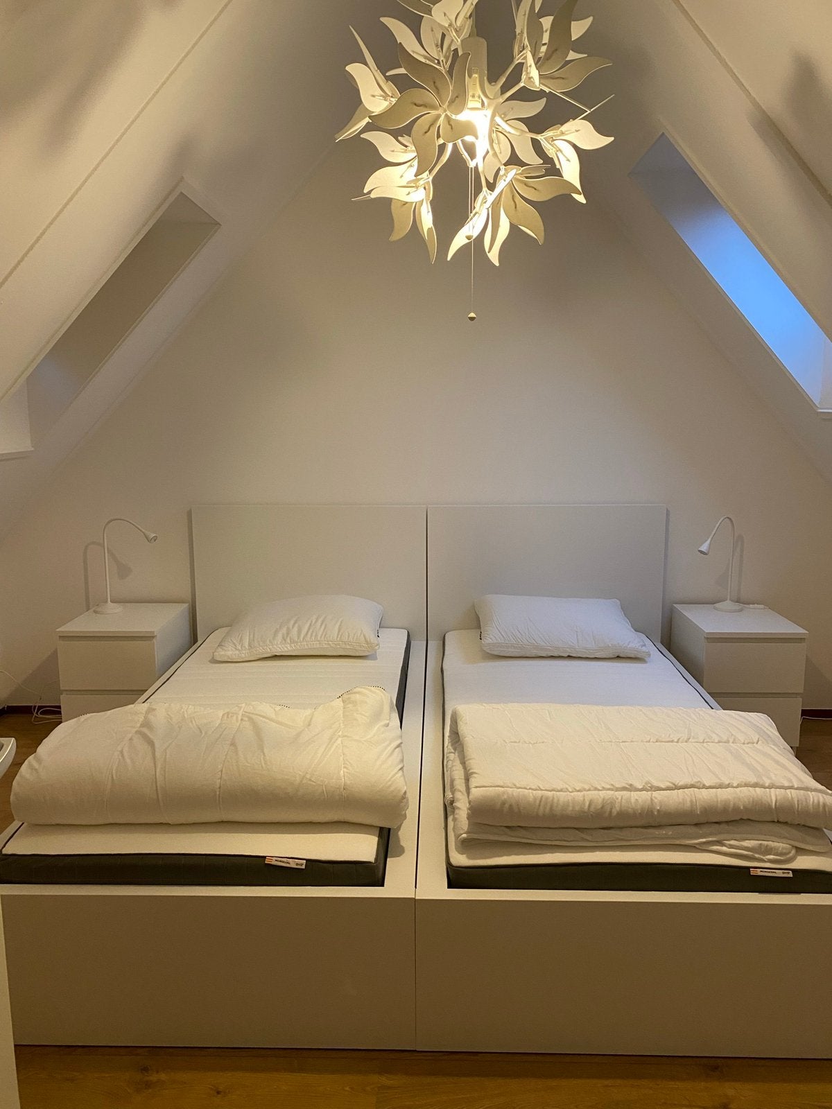 Slaapkamer -2 bedden, matrassen, nachtkastjes en lampen, Ophalen, Zo goed als nieuw, Tweepersoons