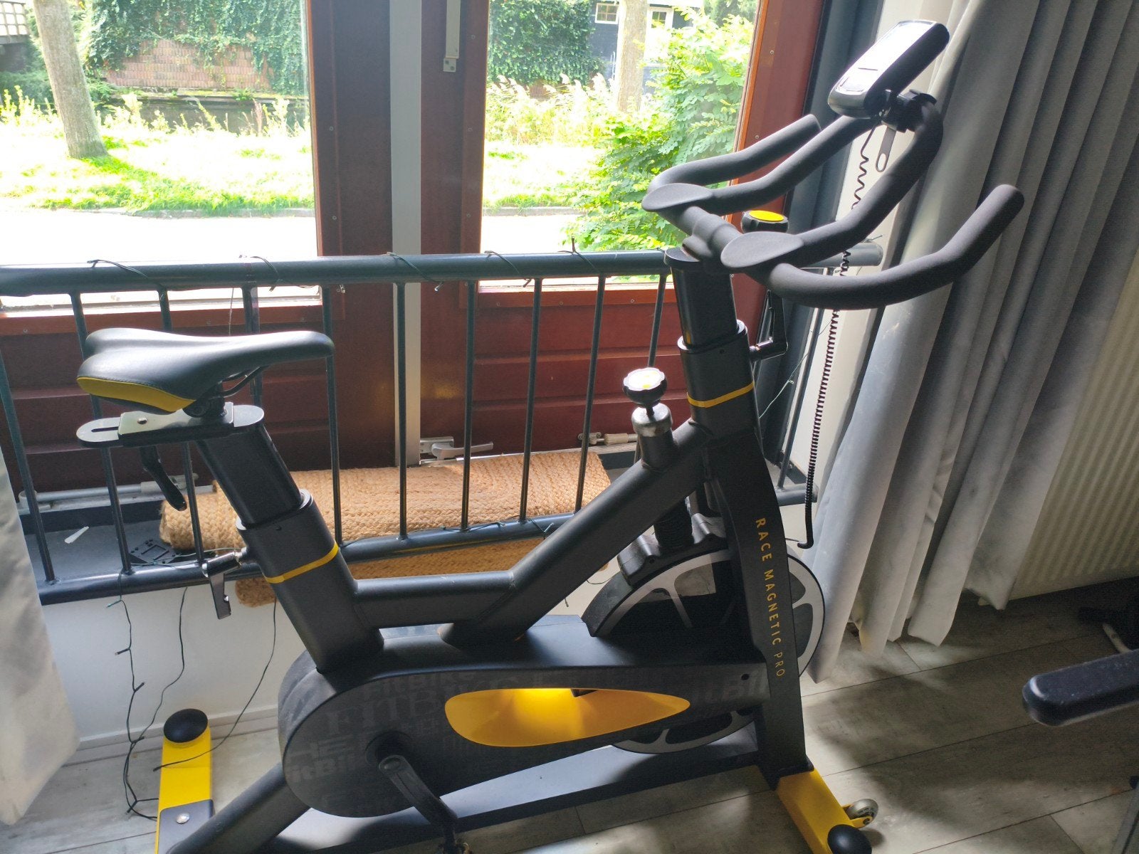 Spinningfiets Race Magnetic Pro - Zo goed als nieuw, Ophalen, Armen, Spinningfiets, Zo goed als nieuw