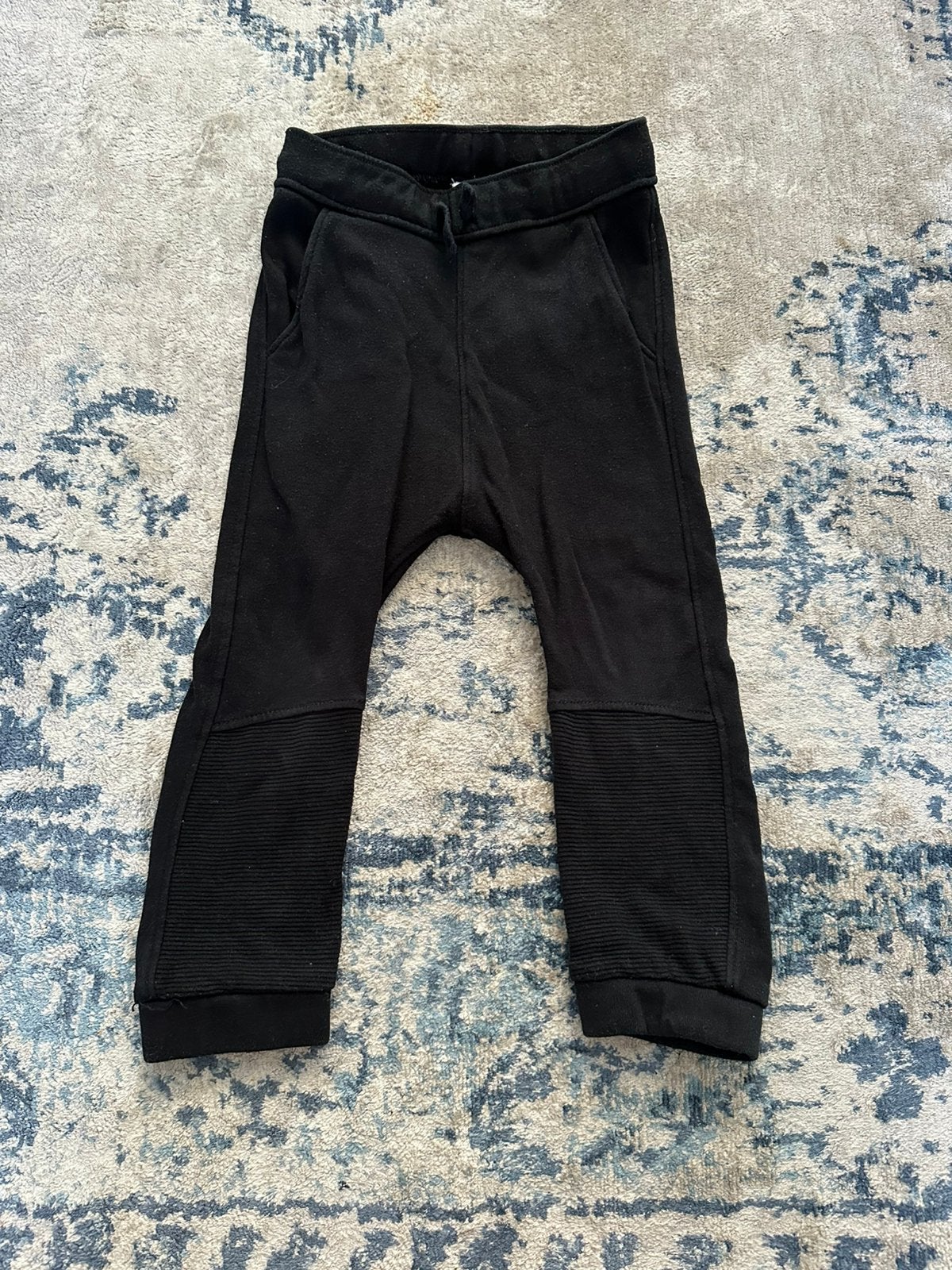 Fijne zwarte biker joggingbroek H&M maat 92, Kinderen en Baby's, Ophalen of Verzenden, Zo goed als nieuw, Jongen, Broek