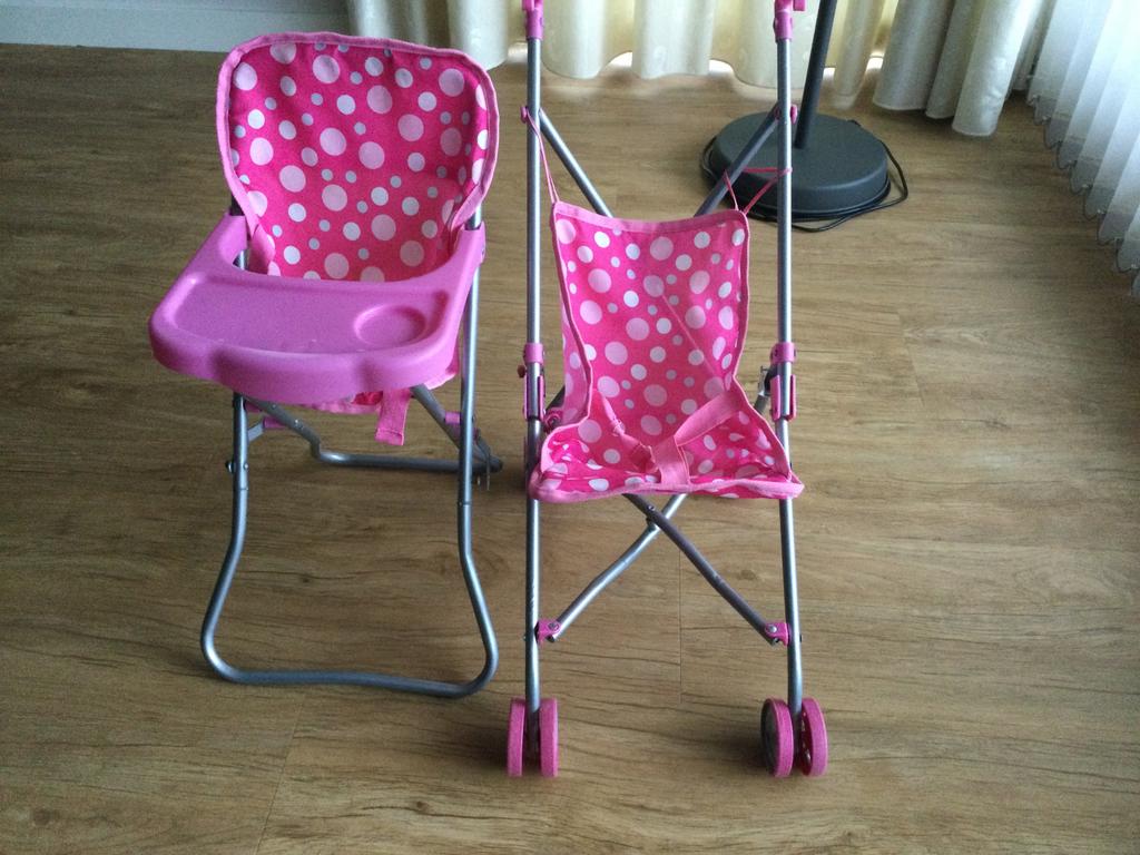 Poppenbuggy en poppenkinderstoel roze, Ophalen, Zo goed als nieuw
