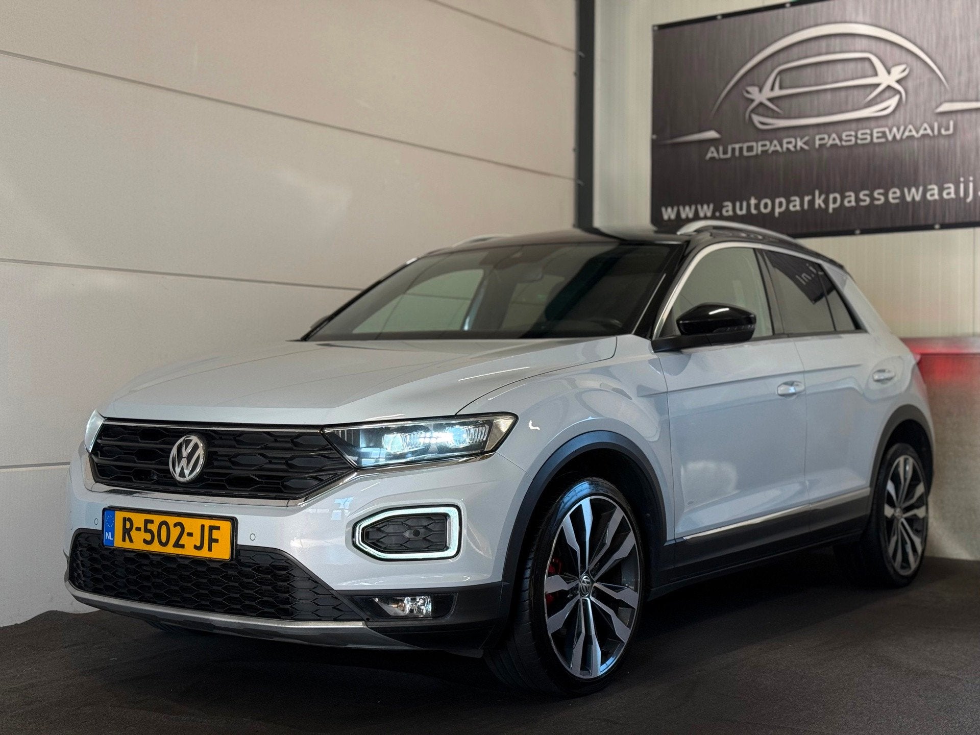 Volkswagen T-Roc 1.5 TSI Sport R-Line Pano, ACC, Apple Carpl, 4 cilinders, 150 pk, Leder en Stof, Wit