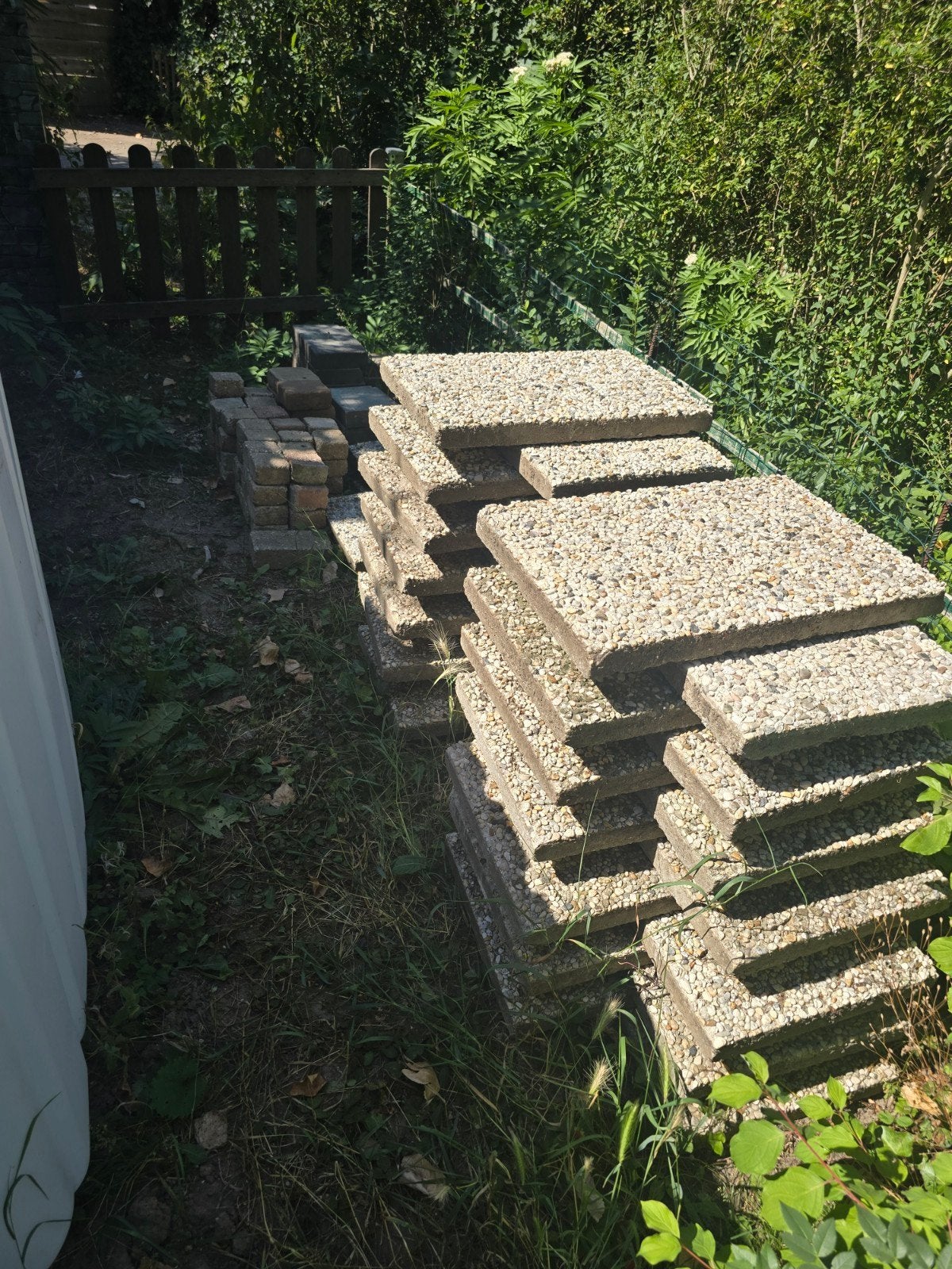 Gratis af te halen: Grijze uitwastegels (grindtegels), Ophalen
