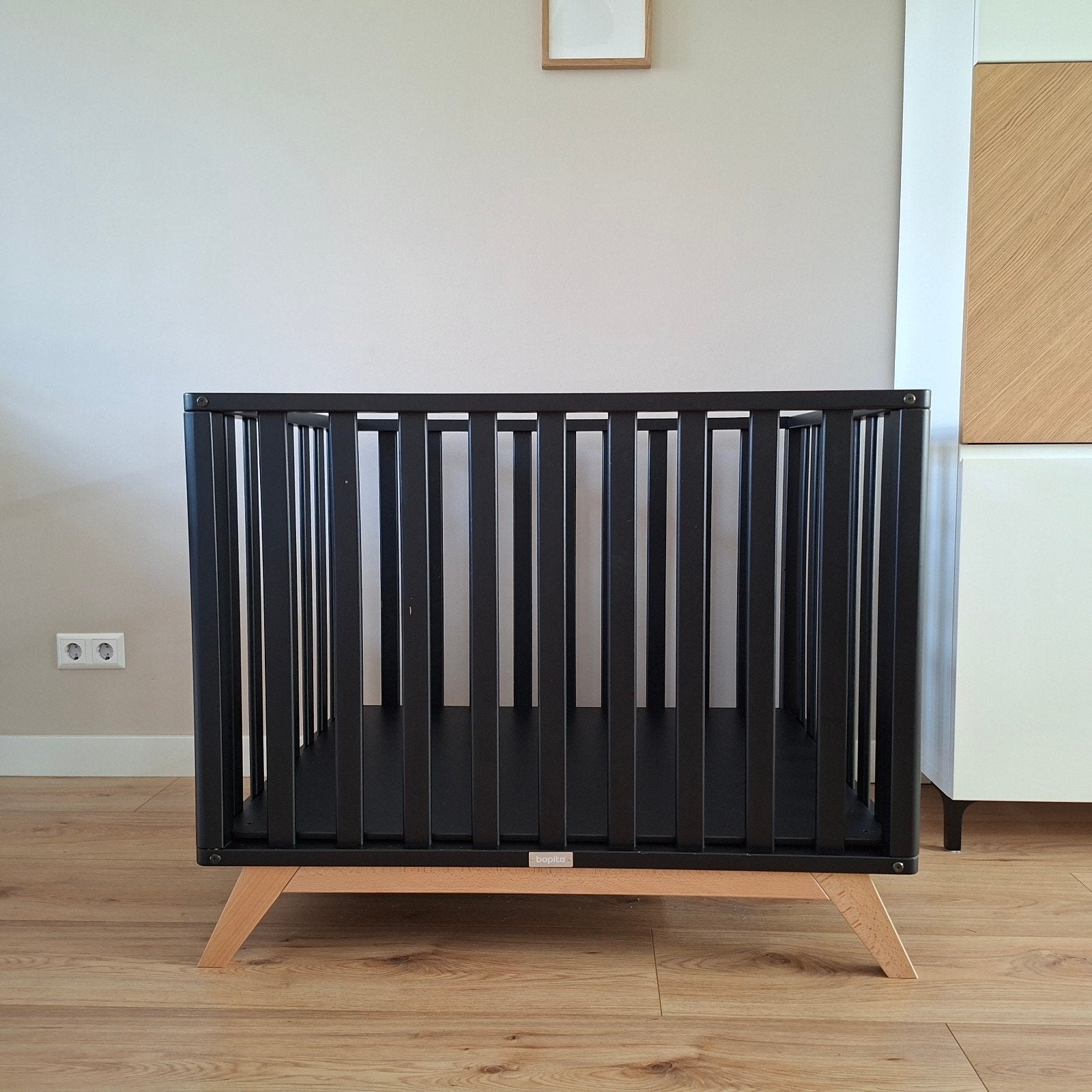 Box zwart Bopita met boxkleed, matras en Jollein accessoires, Ophalen, Gebruikt, Ledikant