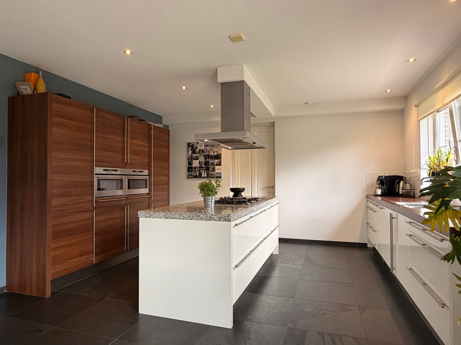 Moderne keuken met kookeiland en inbouwapparatuur, Ophalen, Gebruikt, Wit, Graniet of Steen