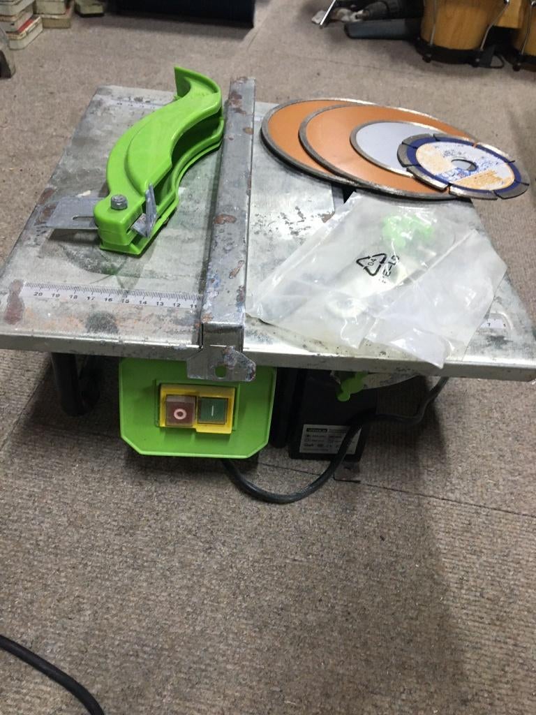 tegelzaagmachine met diamant zaagbladen, Doe-het-zelf en Verbouw, Gereedschap | Zaagmachines, Gebruikt, Overige typen, 600 tot 1200 watt