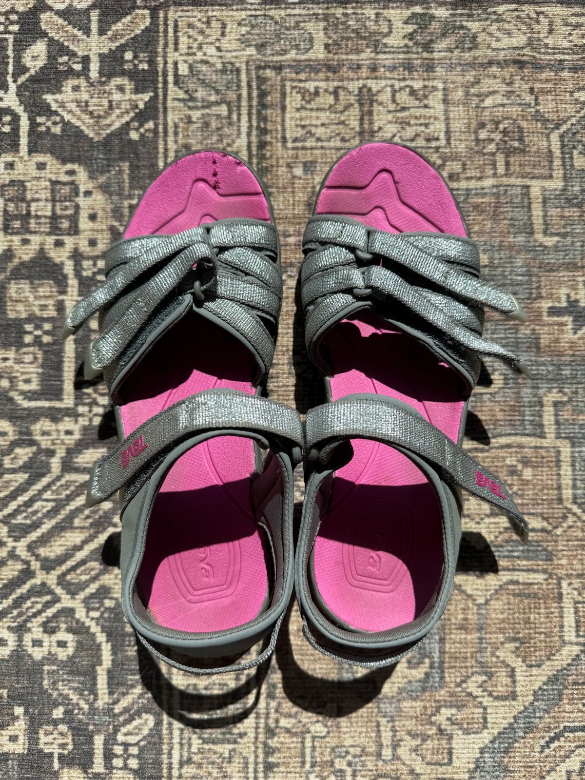 Teva Sandalen - Grijs met Roze Details, Kleding | Dames, Verzenden, Gedragen, Grijs, Sandalen of Muiltjes