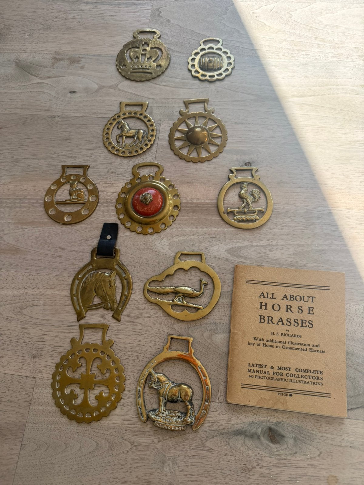 Antieke/ vintage horse brasses met boekje jaren 40, Antiek en Kunst, Ophalen of Verzenden, Koper