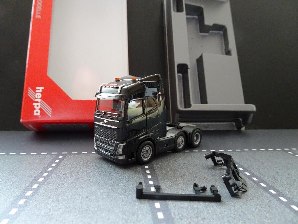 614 herpa 305792-004 volvo fh 3-as trekker zwart 1:87 truck, Ophalen of Verzenden, Nieuw, Bus of Vrachtwagen, Herpa