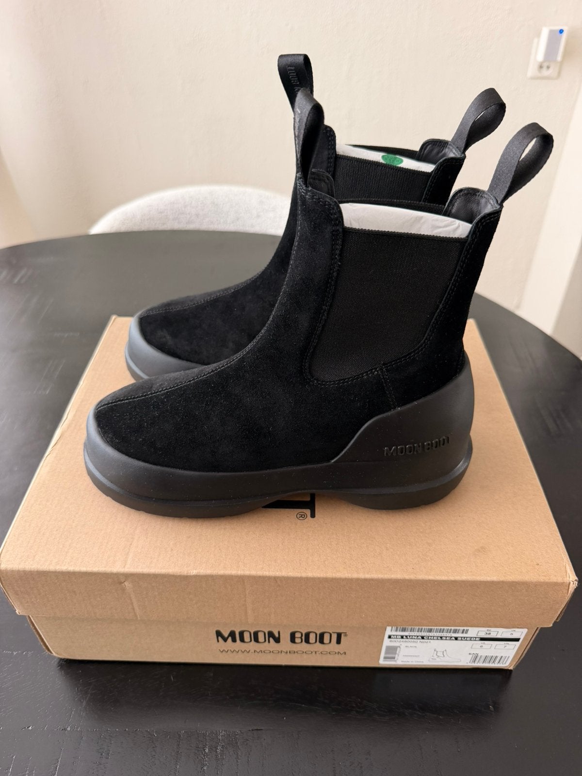 Moon Boot Luna Chelsea Suede Black maat 38, Zwart, Lage of Enkellaarzen, Nieuw, Ophalen of Verzenden