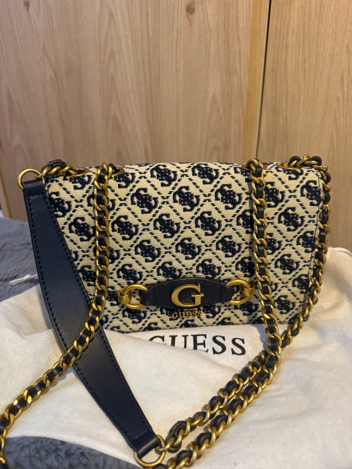 Guess Izzy tas, Ophalen of Verzenden, Zo goed als nieuw, Zwart, Handtas