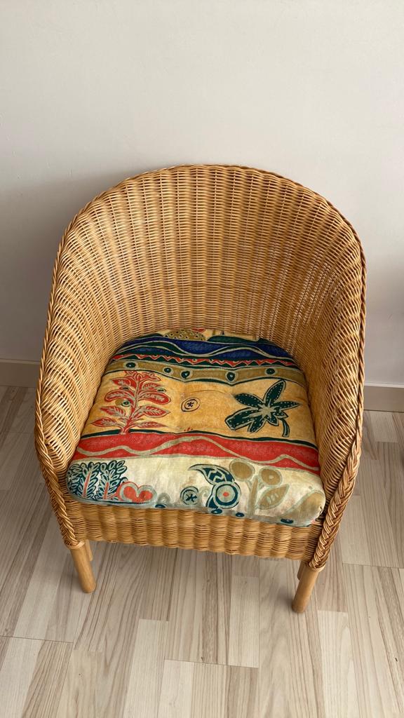 Rieten stoel met kussen, Huis en Inrichting, Stoelen, Ophalen, Gebruikt, Bruin, Riet of Rotan