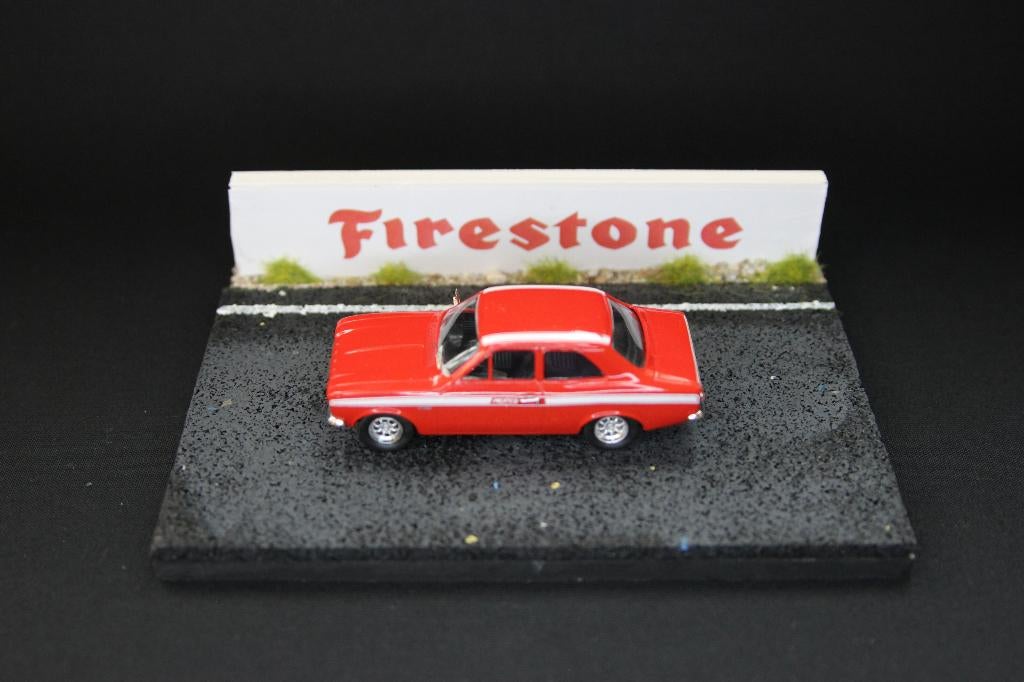 Diorama circuit met muur 1:43 Firestone, Hobby en Vrije tijd, Modelbouw | Figuren en Diorama's, Nieuw, Diorama, 1:35 tot 1:50