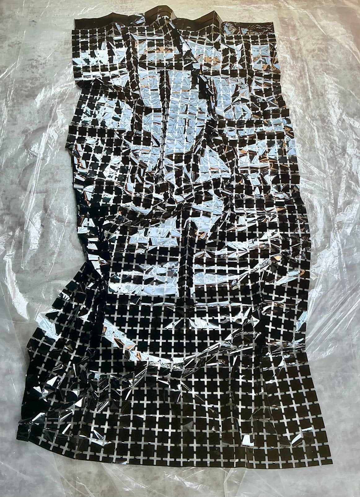 Plastic gordijn nieuw 1x2 meter zwart met ruitjes patroon, Verzenden, Zo goed als nieuw, Maat 46/48 (XL) of groter, Zwart