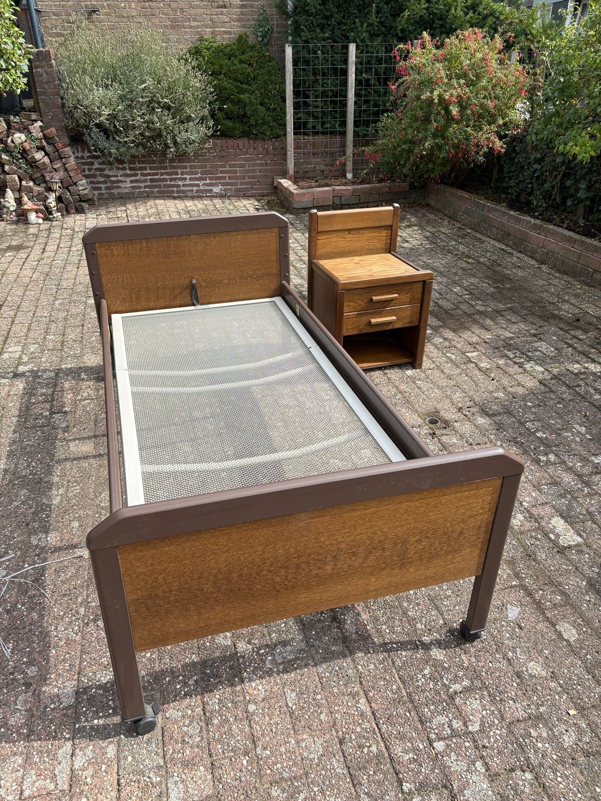 Eenpersoons houten bed met nachtkastje en verstelbare bodem, Ophalen, 90 cm, Eenpersoons, Bruin