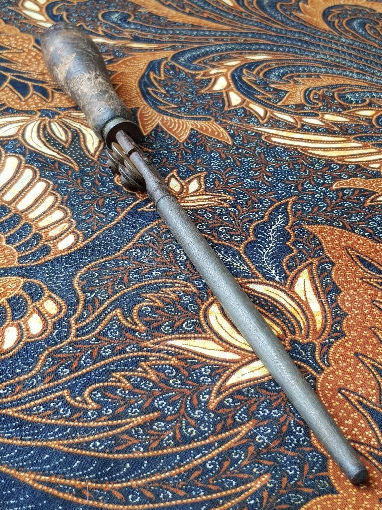 Zeldzame antieke wetstaal met messenslijper 34 cm. uit 1900.