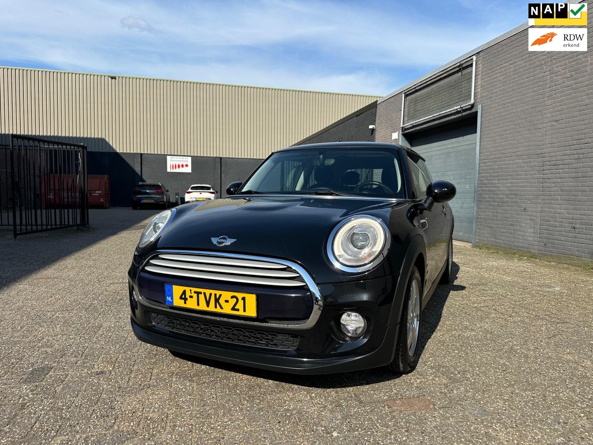 Mini Mini 1.5 Cooper Automaat Clima Cruise Navi Keyless LM-W, Auto's, Gebruikt, 4 stoelen, Origineel Nederlands, Bedrijf