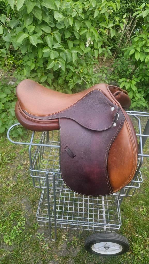 Bruin leren veelzijdigheidszadel 15.5 Colbert BrothersMedium, Dieren en Toebehoren, Paarden en Pony's | Zadels, Zo goed als nieuw