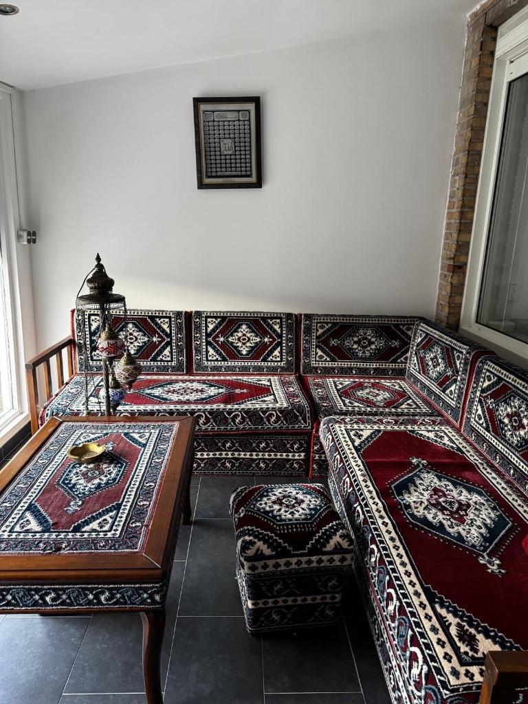 Otantike Turkse set, Huis en Inrichting, Ophalen, Zo goed als nieuw, Vierpersoons of meer, Stof
