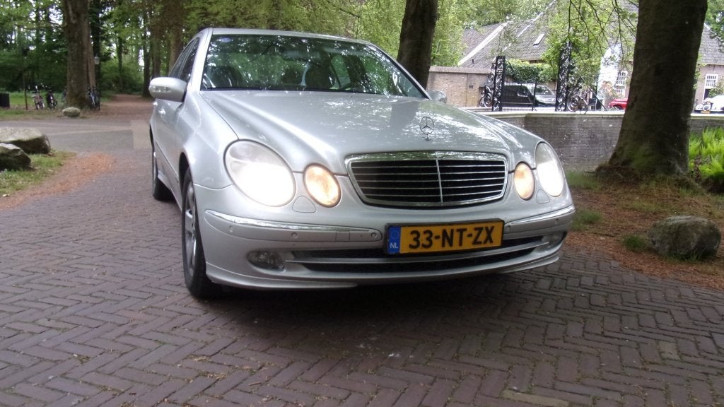 Mercedes-Benz E-Klasse 3.2 E320 Sedan AUT 2004 Grijs 3250, Auto's, Mercedes-Benz, Automaat, Achterwielaandrijving, Zwart, Automatische klimaatregeling