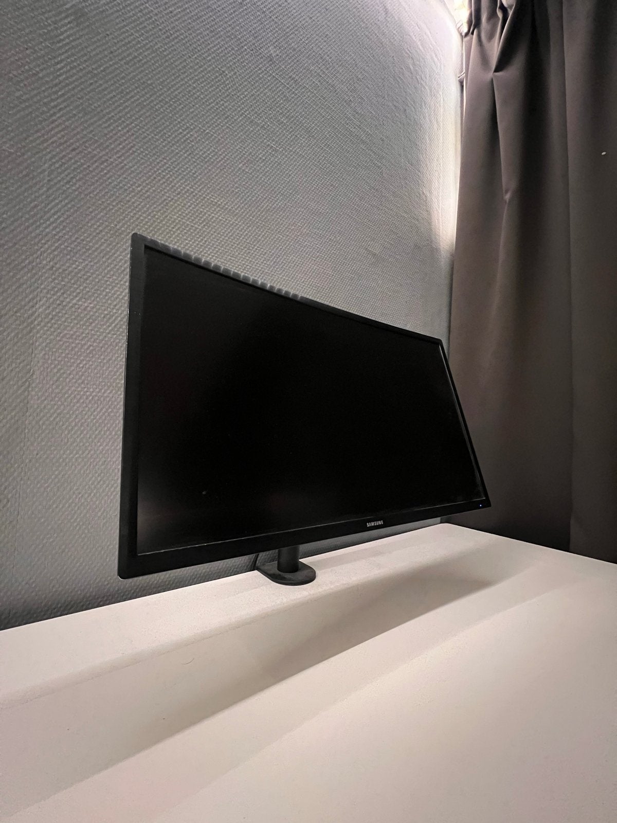 Samsung S24E500C Monitor met verstelbare standaard, Computers en Software, Ophalen, In hoogte verstelbaar, VA, Full HD