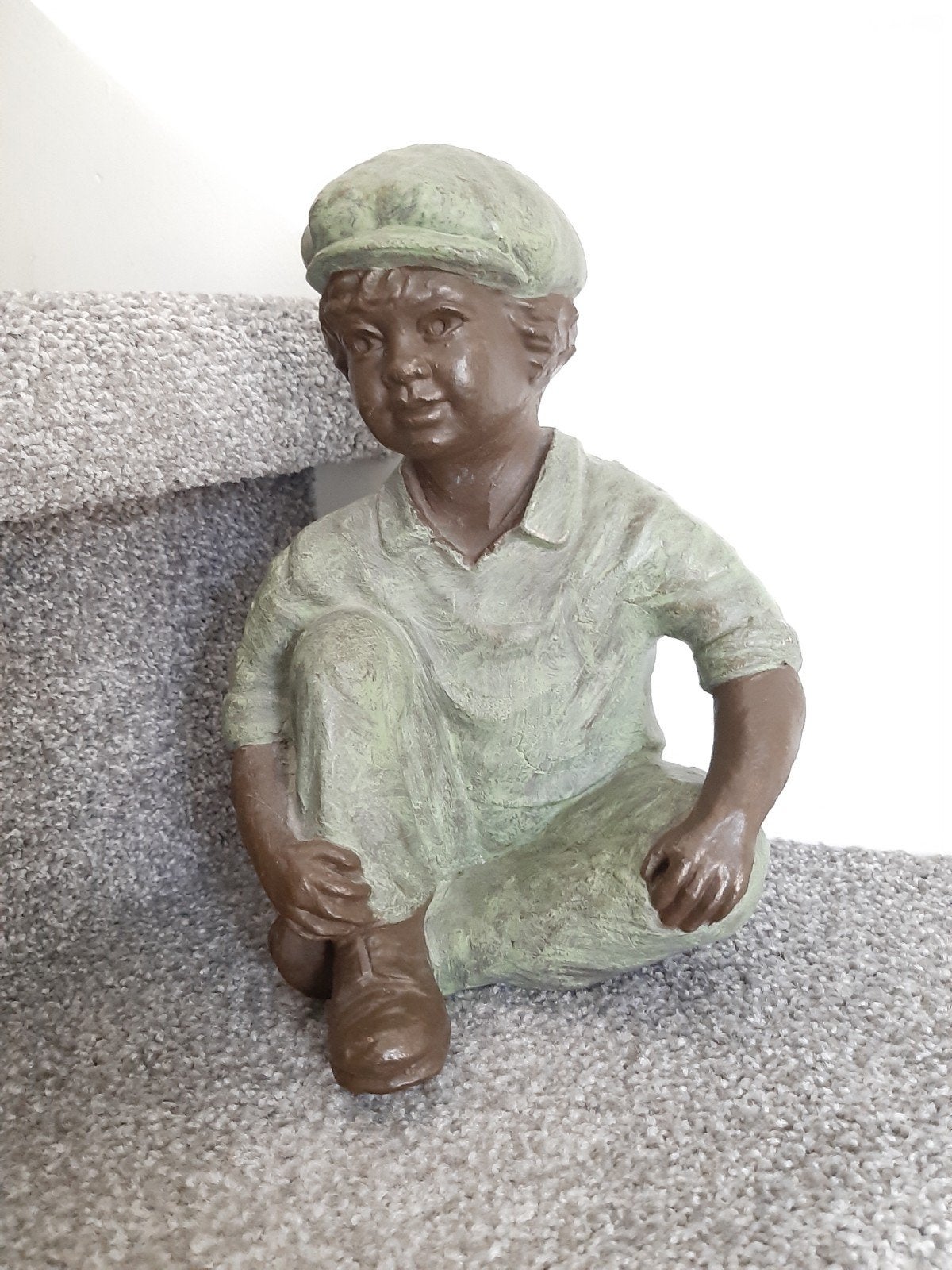 Beeld van Geert Kunen, zittende jongen met pet, handgemaakt, Ophalen of Verzenden, Nieuw, Mens