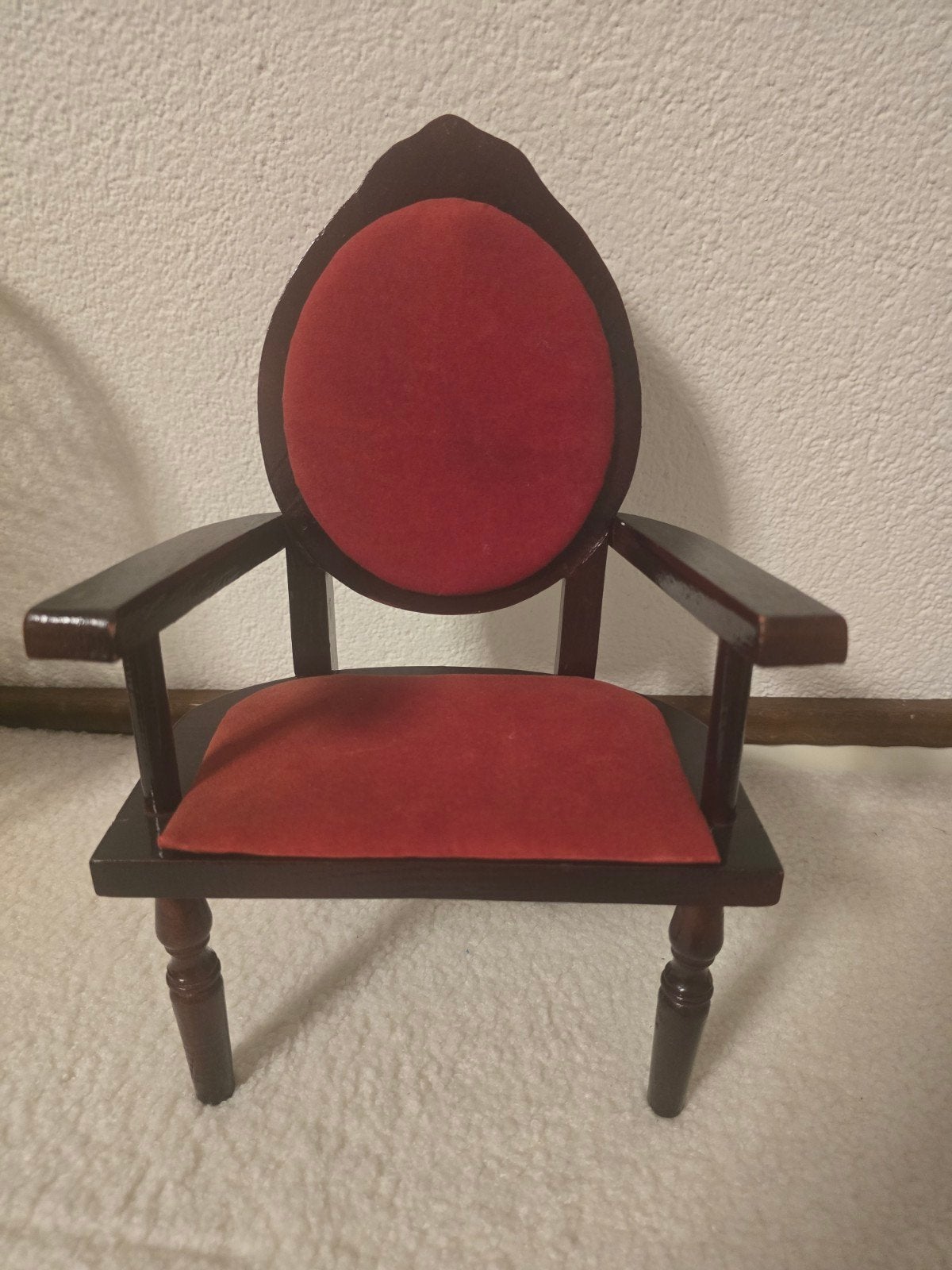 Miniatuur houten stoel met rode bekleding, Ophalen