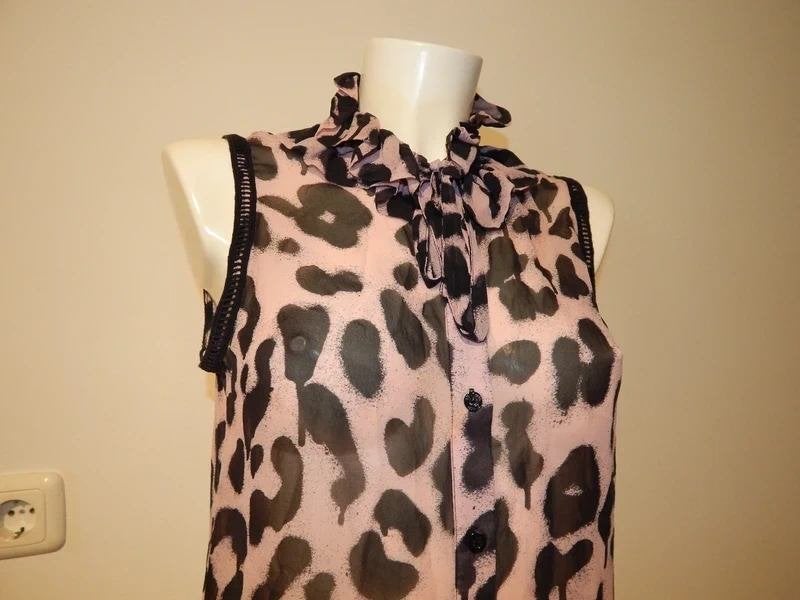 Boutique Moschino zijde jaguar print top roes kraag strik 40, Maat 38/40 (M), Zo goed als nieuw, Boutique Moschino, Zonder mouw