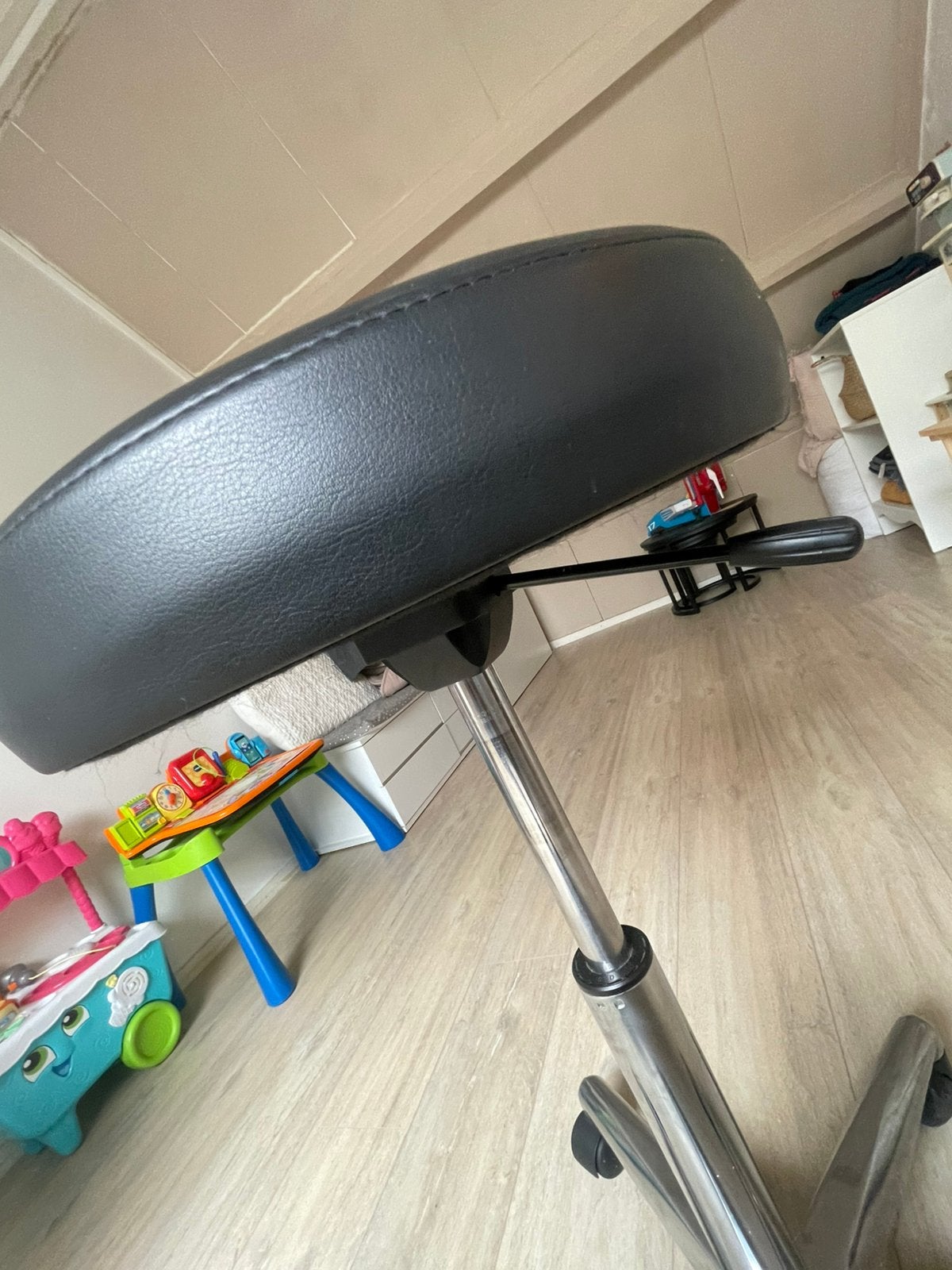 Kapperstoel met werkende pomp koopje!, Ophalen of Verzenden, In hoogte verstelbaar, Zo goed als nieuw, Overige materialen