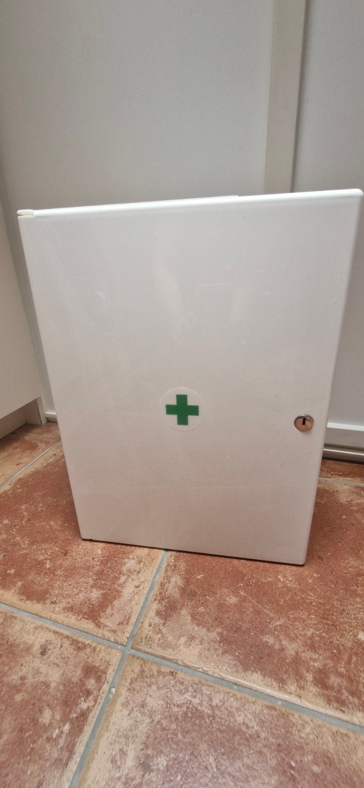 EHBO / Medicijnen kastje met sleutel en plastic plankjes, Ophalen, Gebruikt