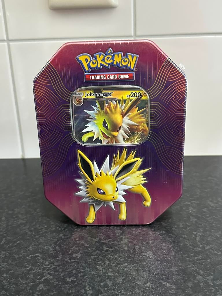 Jolteon GX tin 2019,   UK, Geseald 1e uitgave, Ophalen, Zo goed als nieuw, Boosterbox, Foil