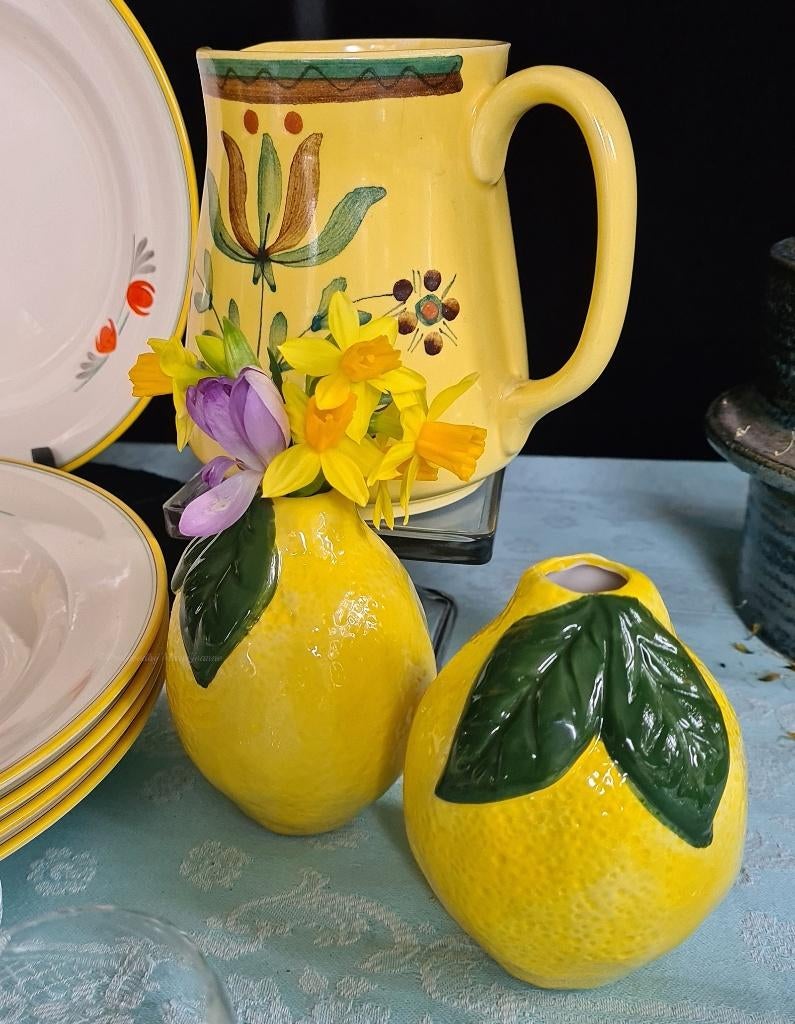Schattig keramiek vaasje vorm Citroen met groene blaadjes., Huis en Inrichting, Woonaccessoires | Vazen, Geel, Aardewerk of Porselein