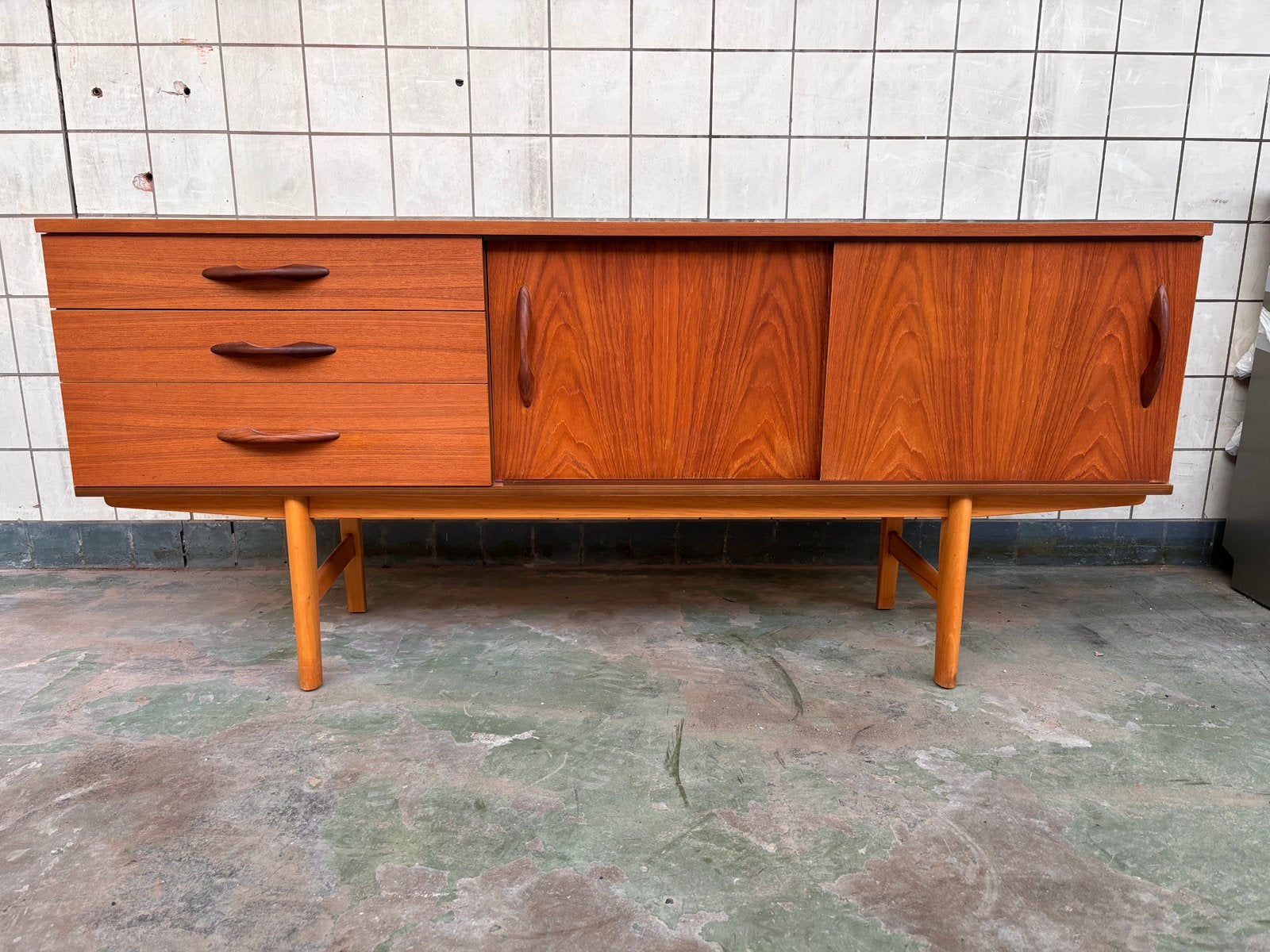 Vintage dressoir van Avalon uit de jaren '60., Ophalen, Met deur(en), Teakhout, Zo goed als nieuw