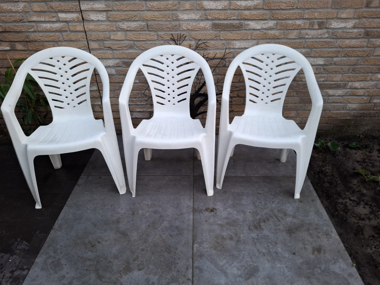 drie witte plastic kuipstoeltjes, Ophalen, Plastic