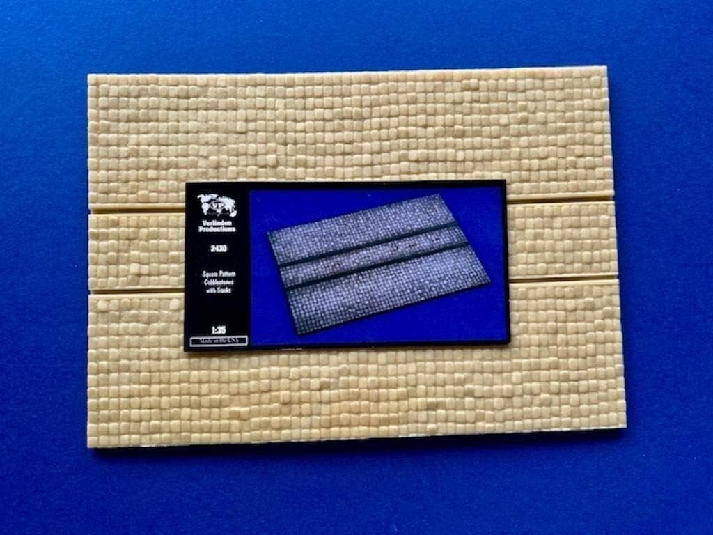 Verlinden	2430	Square Pattern Cobblestones w/Tracks	1/35	res, Verzenden, Nieuw, 1:35 tot 1:50
