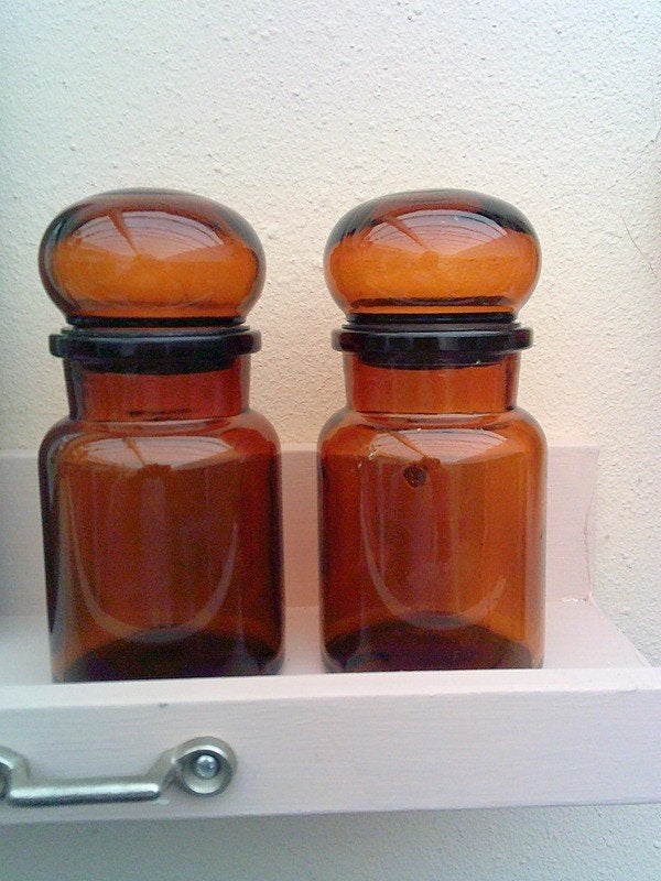 2 vintage amberkleurige flesjes / stop jaren 70 VASTE PRIJS, Antiek en Kunst, Ophalen of Verzenden