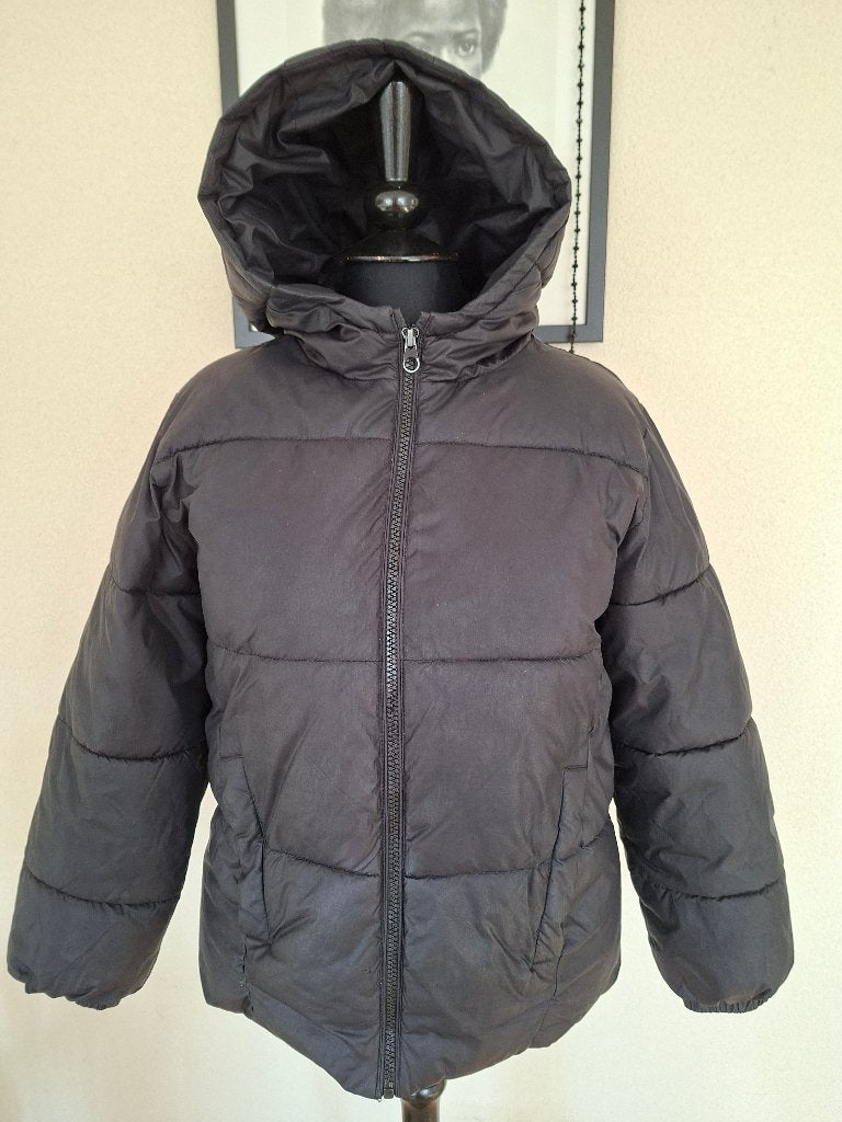 Zwarte gewatteerde jas met capuchon size 11-12 en 152 cm, Gebruikt, Ophalen of Verzenden, Jas, Jongen of Meisje