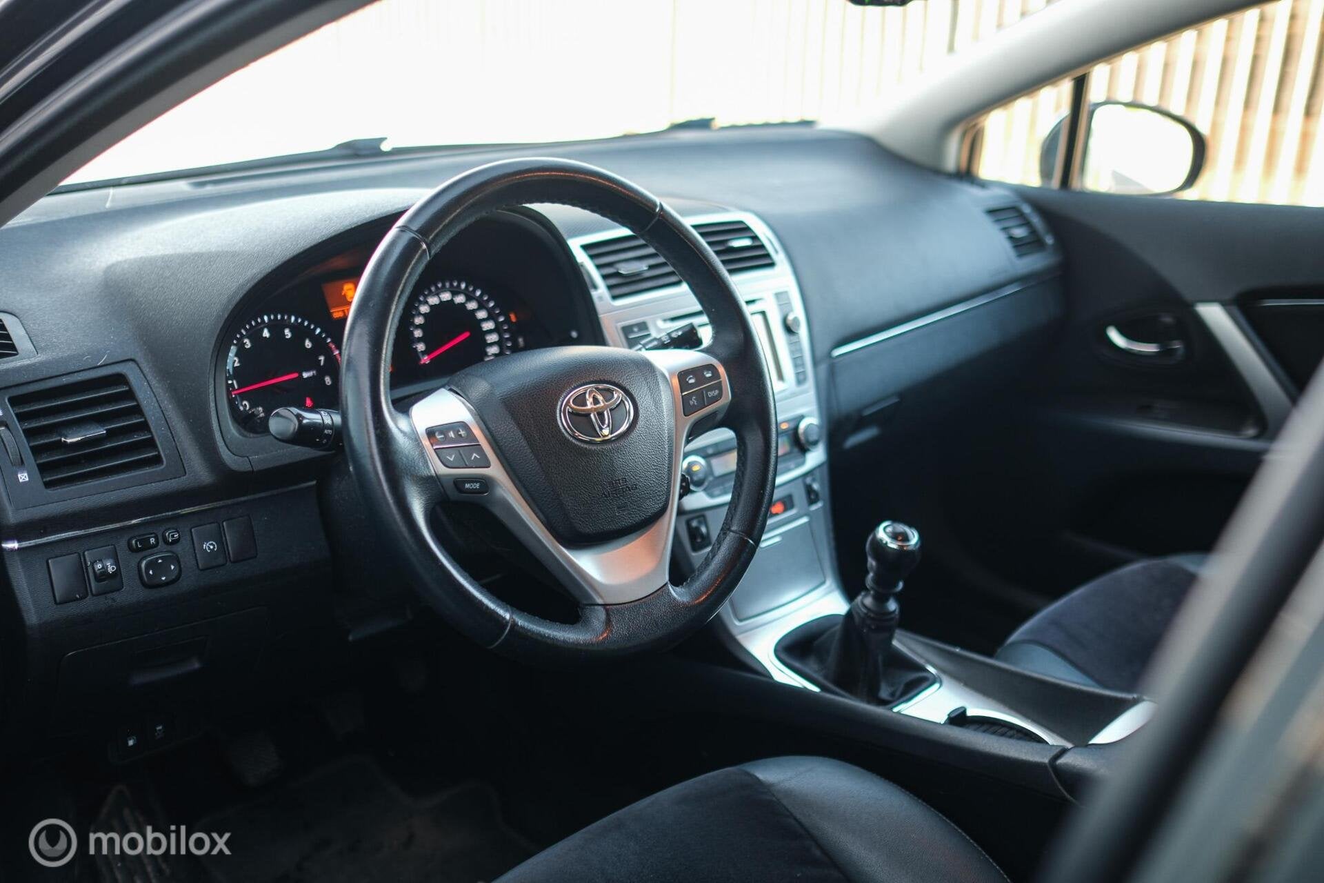 Toyota Avensis 1.8 VVTi Business | Camera | Trekhaak | Leder, Voorwielaandrijving, Euro 5, 15 km/l, Zwart