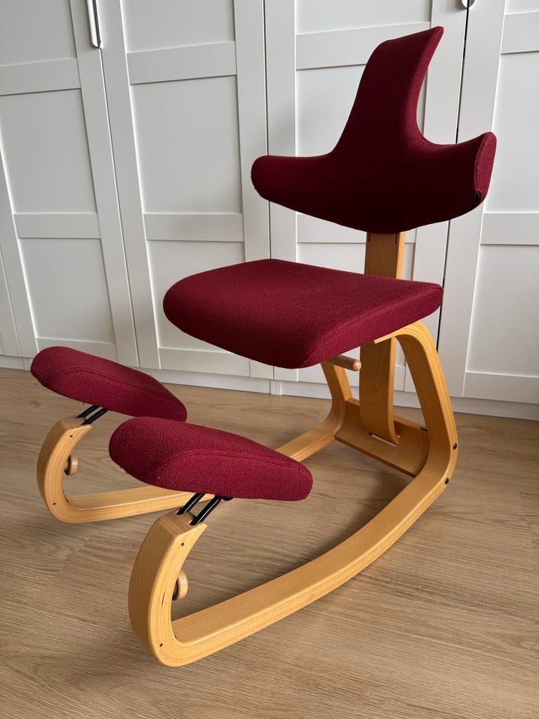 Stokke Varier Balans Kniestoel met verstelbare rugleuning, Huis en Inrichting, Ophalen, Zo goed als nieuw, Eén, Rood