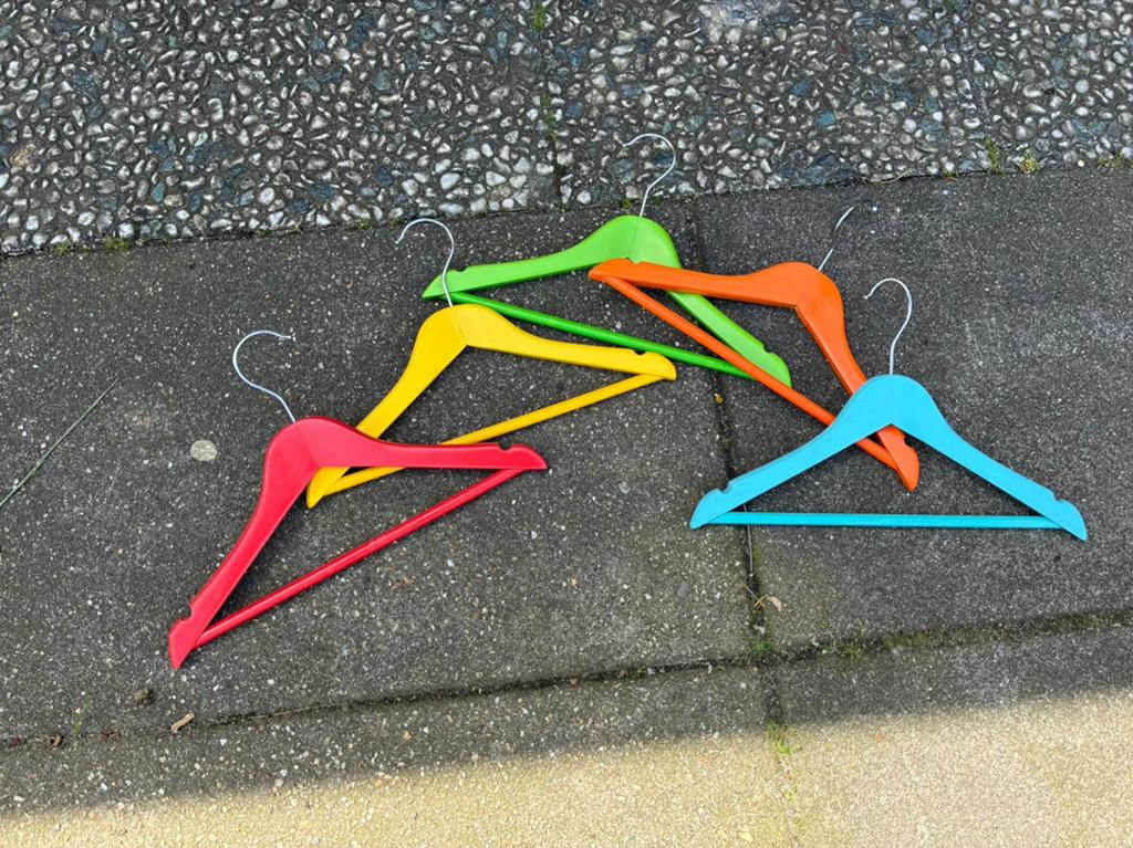 5 kinder klerenhangers, Ophalen of Verzenden, Zo goed als nieuw, Hout, Kinderen