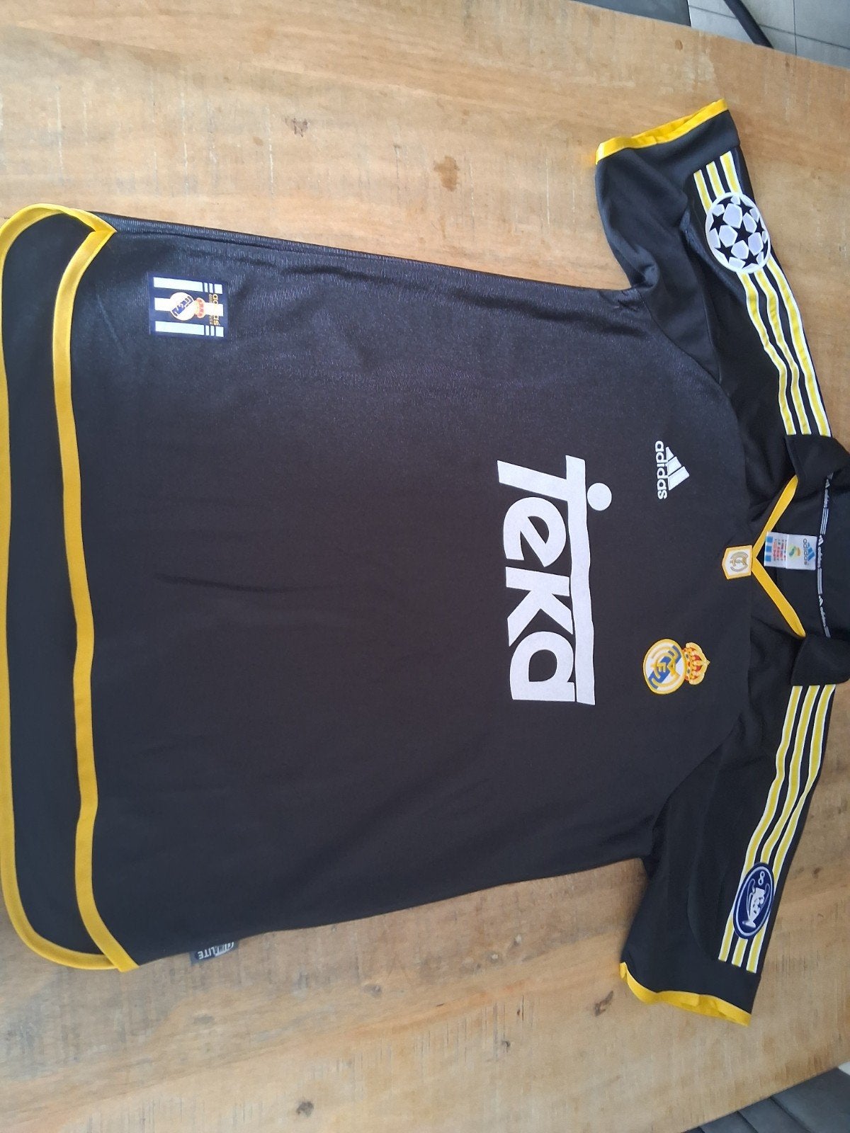 raul real madrid shirt met ucl patches helemaal nieuw maat M, Maat 48/50 (M), Zwart, Nieuw, Ophalen of Verzenden
