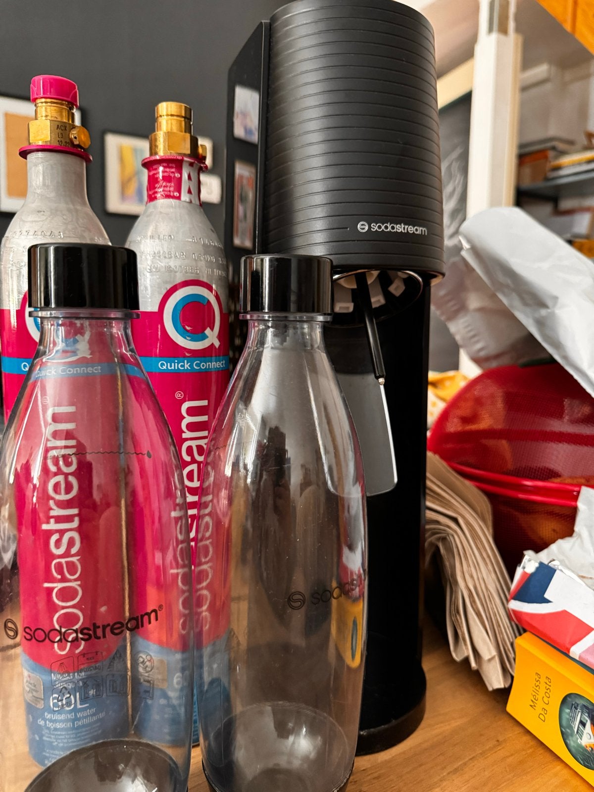 Sodastream met 2 flessen en 2 CO2 cilinders, Ophalen, Zo goed als nieuw