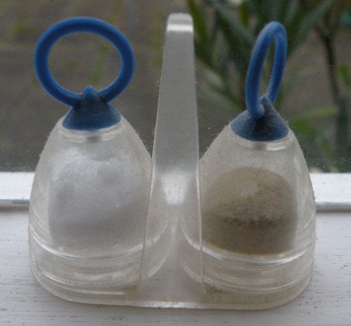 Peper-en-zoutstelletje. Klein. Breedte 5 cm., Ophalen of Verzenden, Nieuw, Kunststof