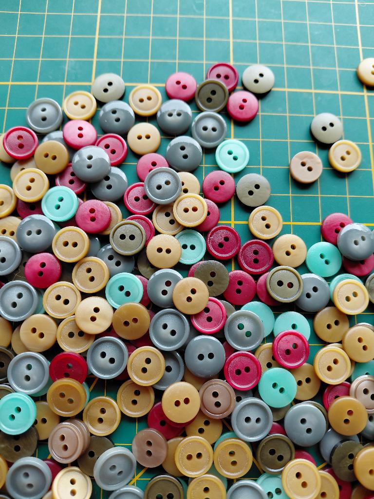 Setje knoopjes diverse kleuren, Hobby en Vrije tijd, Ophalen of Verzenden, Nieuw, Knoop of Knopen