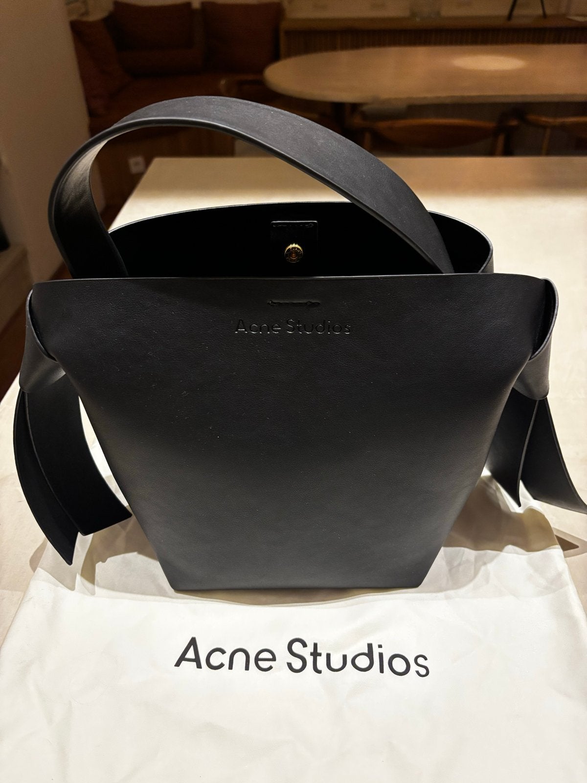 Acne Studios Musubi Mini Tas Zwart Leer, Ophalen of Verzenden, Zo goed als nieuw, Zwart, Handtas