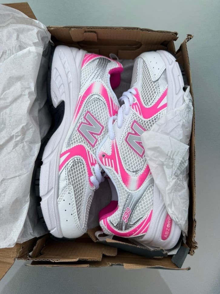 Titel: New Balance 530 Sneakers Wit Roze - Maat 39.5 - Nieuw, Verzenden, Wit, Nieuw, Sneakers of Gympen