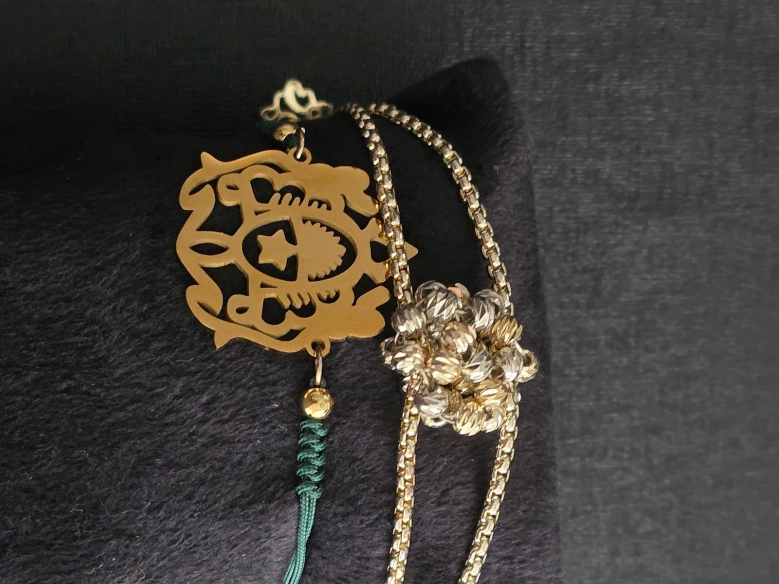 Set van 3 handgemaakte armbanden met gouden details, Staal, Nieuw, Goud, Met bedels of kralen