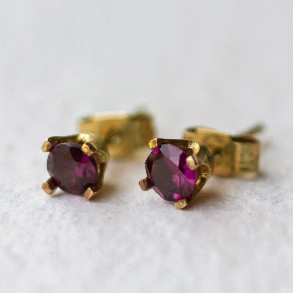 Vintage 9K gouden solitaire robijnen oorbellen ruby stekers, 18 tot 19, Ophalen of Verzenden, Zo goed als nieuw, Met edelsteen