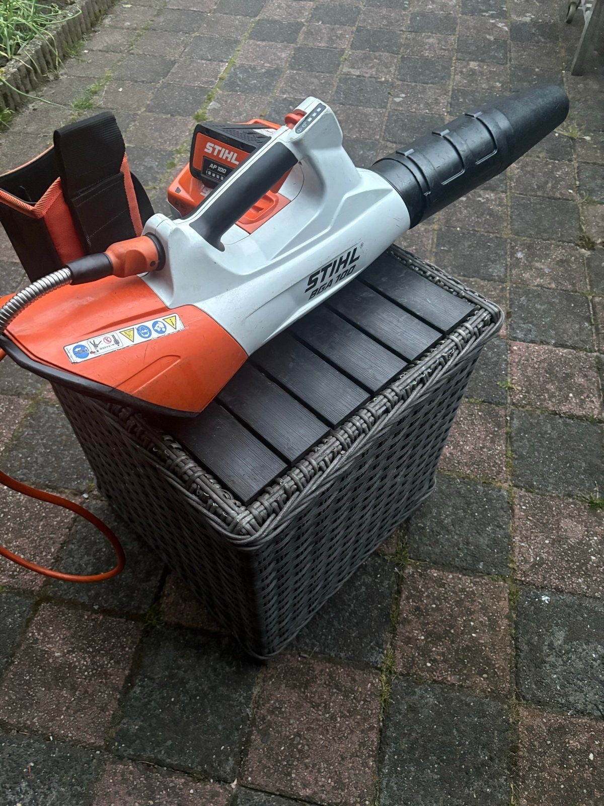 STIHL BGA 100 AkkuBladblazer met Snellader en Draagsysteem, Tuin en Terras, Bladblazers, Ophalen, Zo goed als nieuw, Accu, Handgedragen