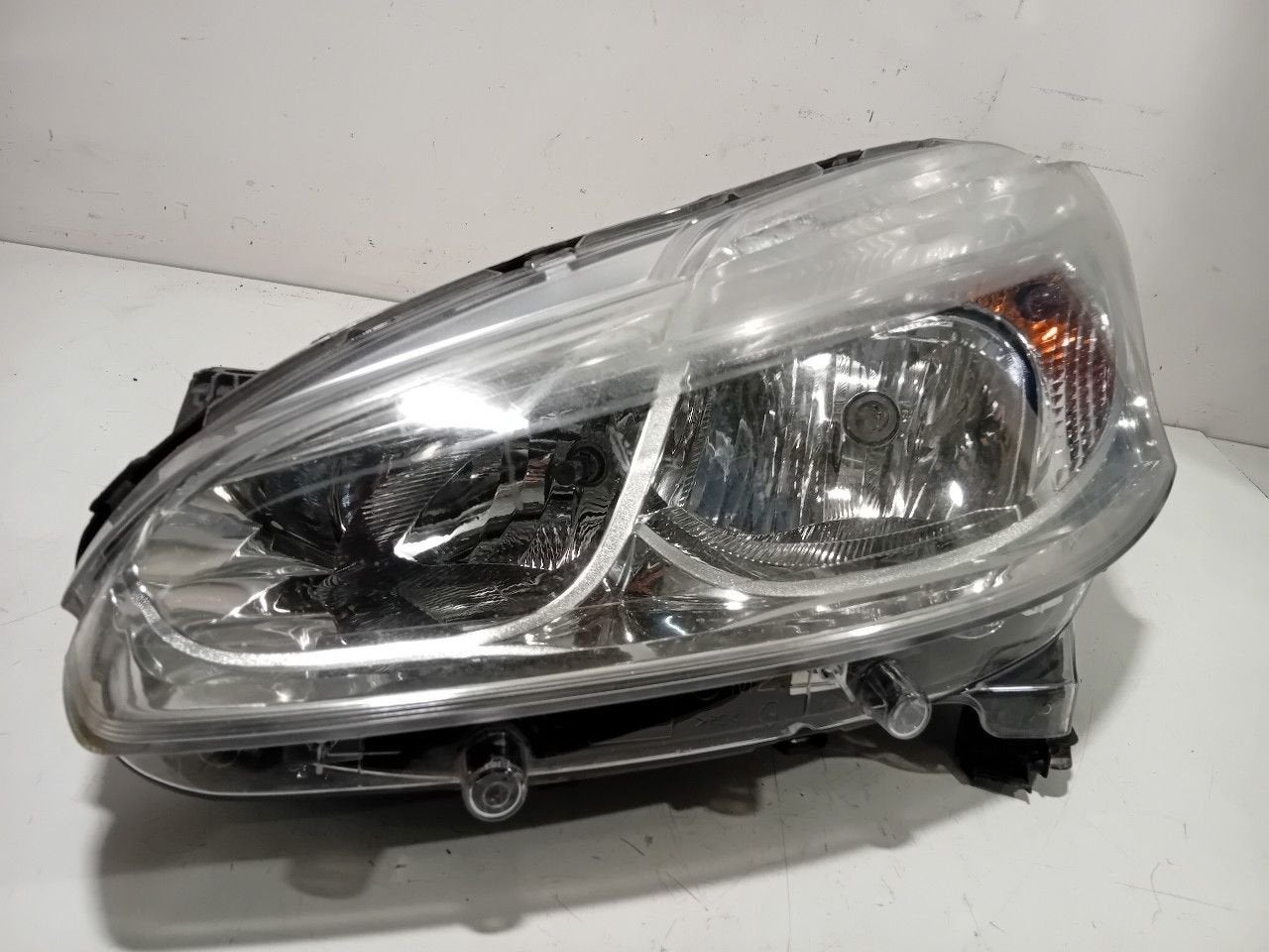 Koplamp links Peugeot 208, Auto-onderdelen, Verlichting, Onderdelen@venauto.nl, Van der Ven Autorecycling B.V., Gebruikt, Ettenseweg 76, 4706 PB Roosendaal, The Netherlands