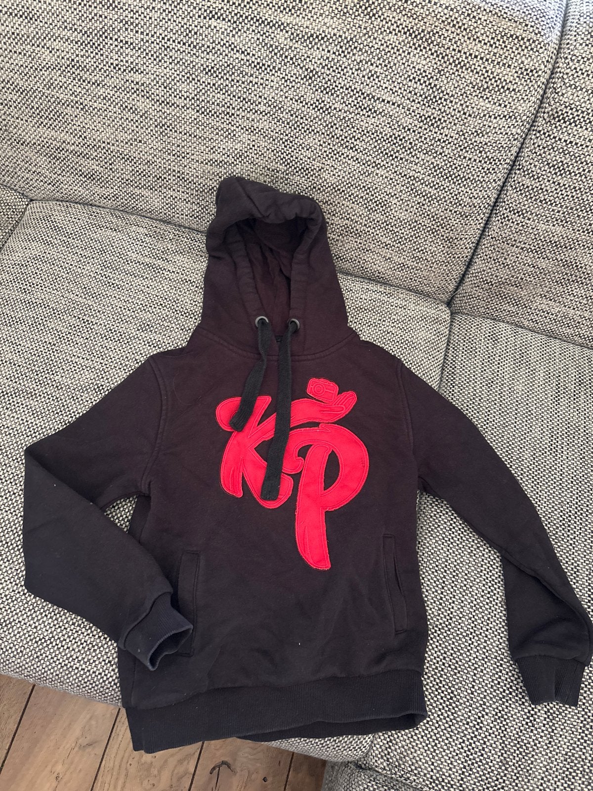 Knolpower! Zwarte hoodie met rood KP-logo - Maat 134/140, Ophalen of Verzenden, Gebruikt, Jongen of Meisje, Trui of Vest